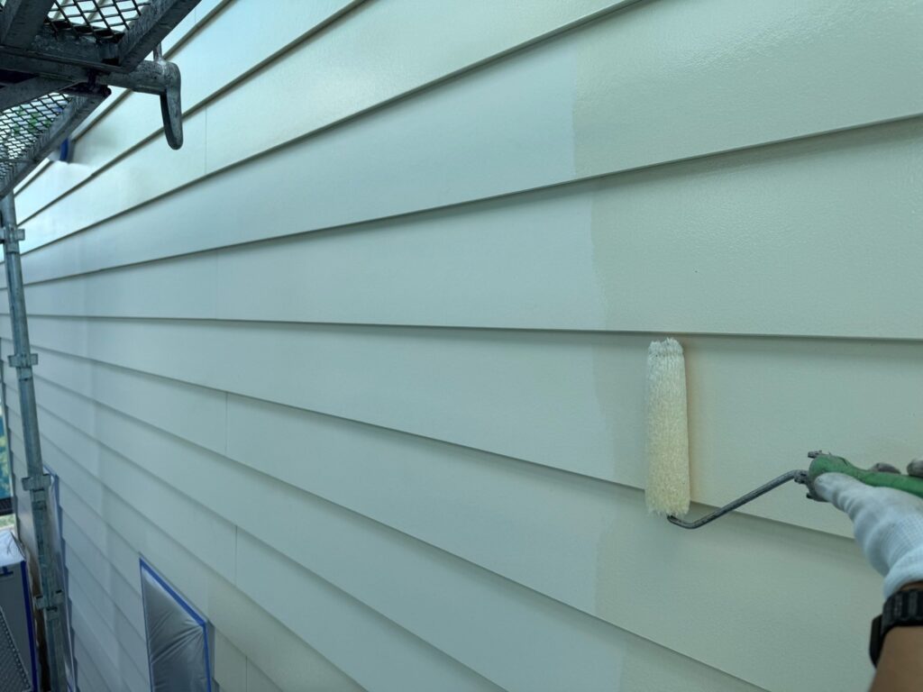 外壁：下塗り（透明色）<br />
<br />
※既存の外壁はラップサイディングという外壁です。表面がツルツルしていて一枚が長い為、繋ぎ目（ムラ）が出やすい外壁です。、丁寧に塗装をしていきます。